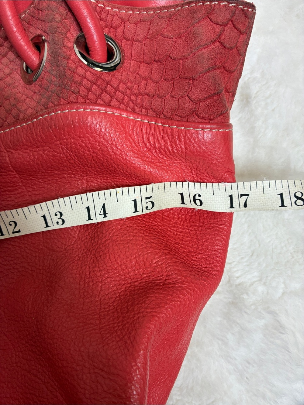 Stylish Red Leather Shoulder Bag with Textured Trim - Picture 4 of 5